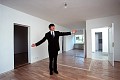 Immobilienmakler pr&auml;sentiert Wohnung