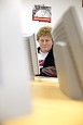 langzeitarbeitslose Frau auf der Suche nach offenen Stellen