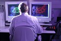 Wissenschaftler beurteilt Mikroskopaufnahmen